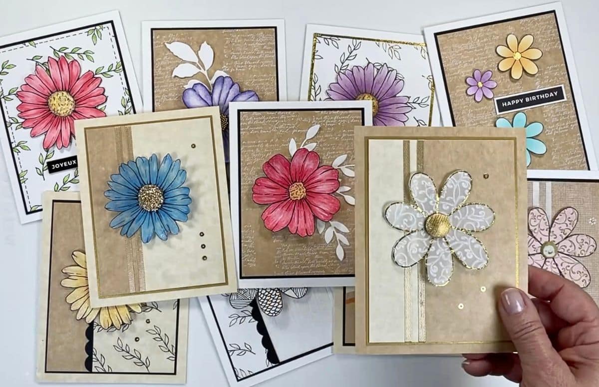 Plusieurs cartes de voeux faites à la main avec dessins de fleur en papier.